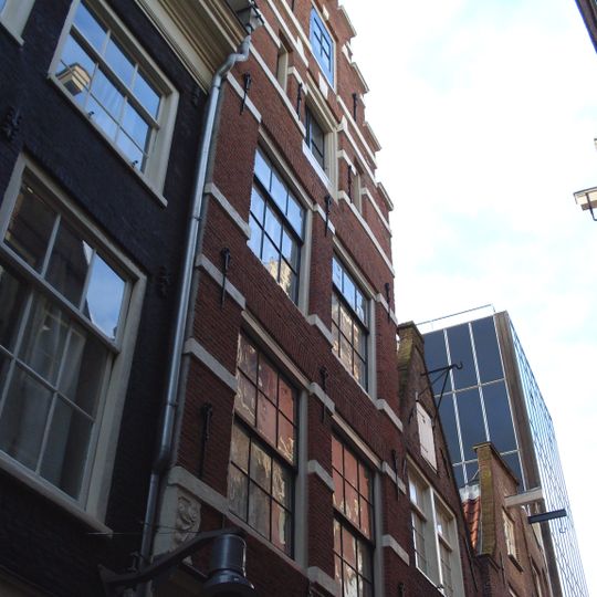 Pand met trapgevel met blokken in de strekken en gevelsteen