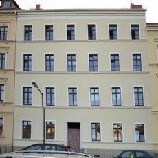 Mietshaus in geschlossener Bebauung und Vorgartengitter Uferstraße 25