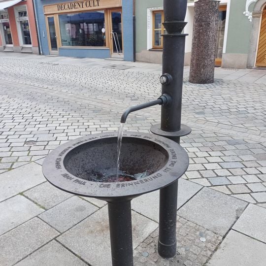 Drinking fountain, Work of art