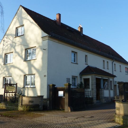 Seitengebäude eines Dreiseithofes, dazu Hofeinfahrt und Reste der Hofmauer Kötzschenbrodaer Straße 30