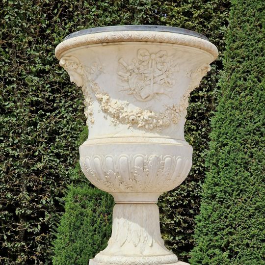 Vase à décor d’instruments de musique