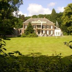 Mariëndaal: hoofdgebouw met aangebouwde dienstwoning