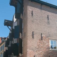 Pand met puntgevel met vlechtingen