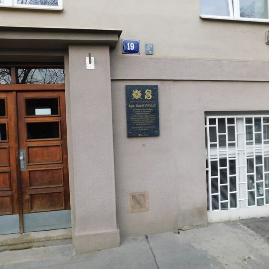 Pamětní deska Karla Pavlíka na domě Na Folimance 2153/19 v Praze