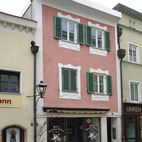 Ehemals Wohnhaus, jetzt Wohn- und Geschäftshaus