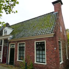 Pand onder zadeldak evenwijdig aan de straat