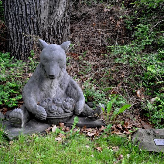 Bär mit Blumenschale