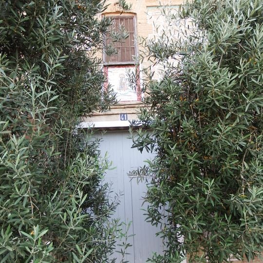 Casa el Garrit y panel cerámico de Nuestra Señora de los Desamparados