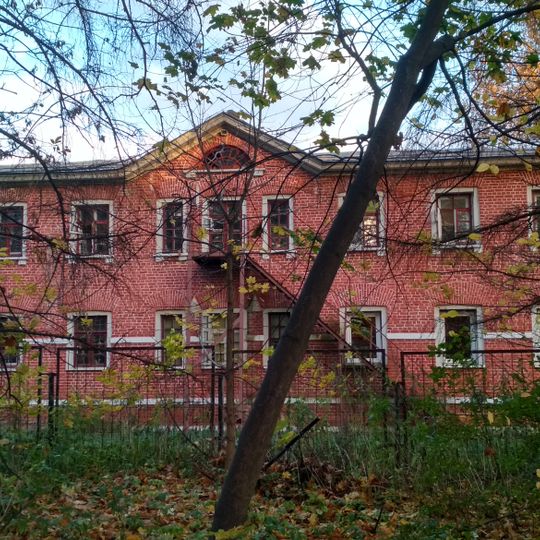 Двухэтажный кирпичный дом