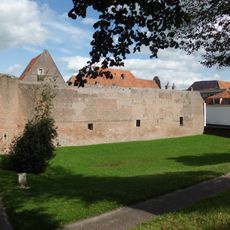 Courtine i-ii met goorpoort, brug, kazemat en muurresten