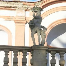 Alegorická socha Jaro na balustrádě saly terreny zámku v Klášterci nad Ohří