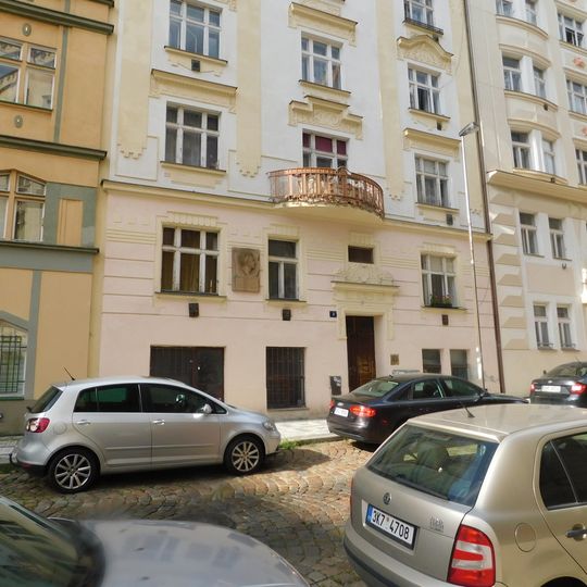 Pamětní deska Julia Fučíka na domě Bulharská 587/3 ve Vršovicích