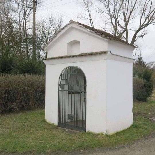 Kaplička v Radejčíně u rozcestí na Žim