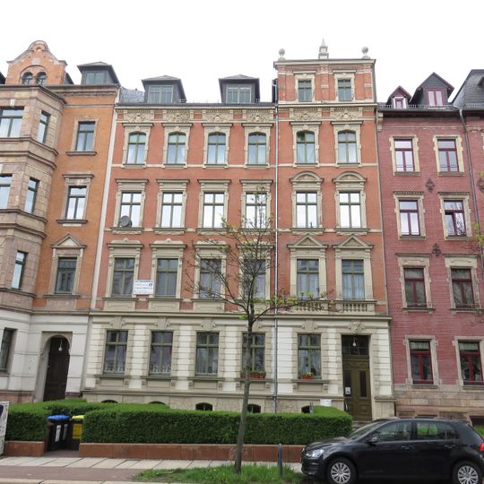 Mietshaus in geschlossener Bebauung mit Vorgarten Weststraße 50