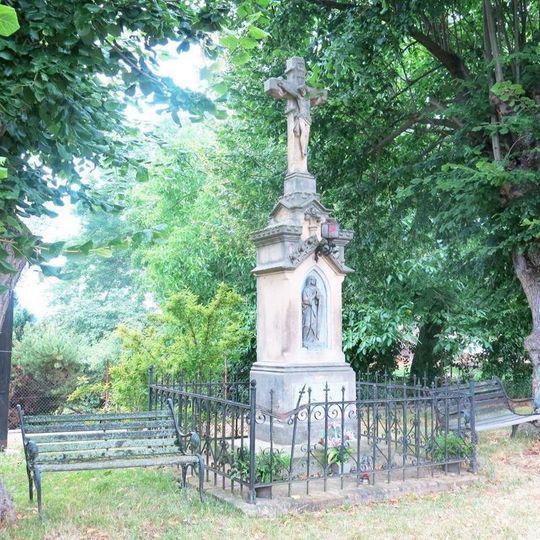 Kamenný kříž na návsi v Ohavči