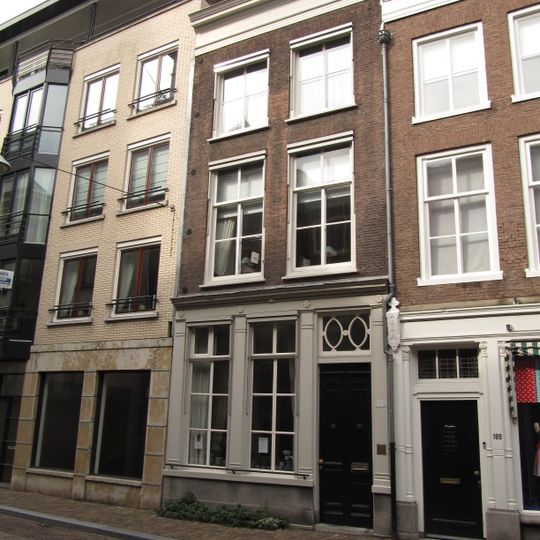 Pand met lijstgevel met gave pui uit de bouwtijd, deur met bovenlicht en empire schuiframen