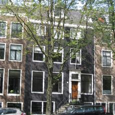 Pand met a-symmetrische gevel onder rechte triglyfenlijst met dakkapel