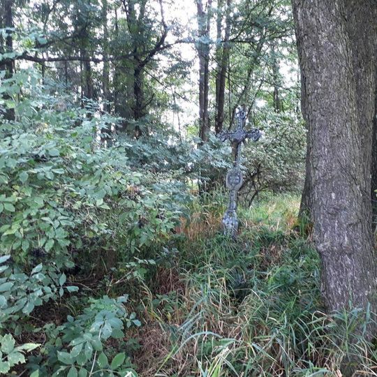 Kříž severně od Dírné u rybníka Novina