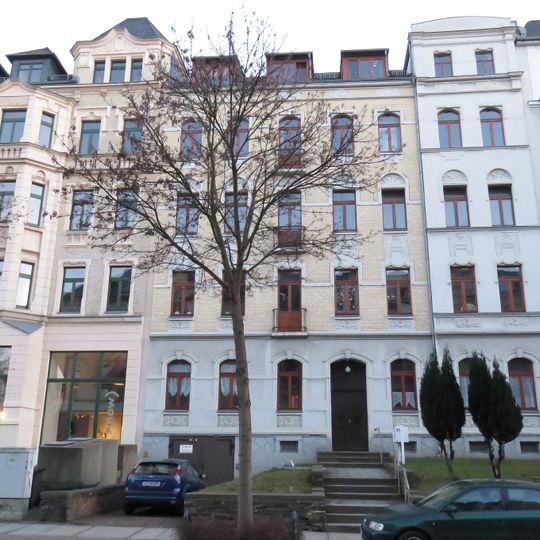 Mietshaus in geschlossener Bebauung mit Vorgarten Weststraße 43