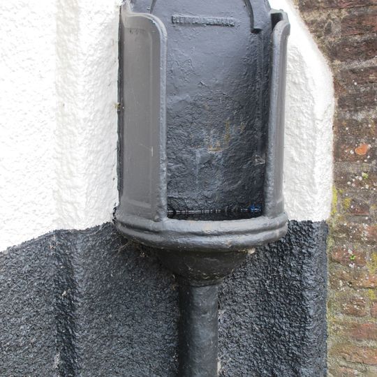 Gietijzeren openbaar urinoir