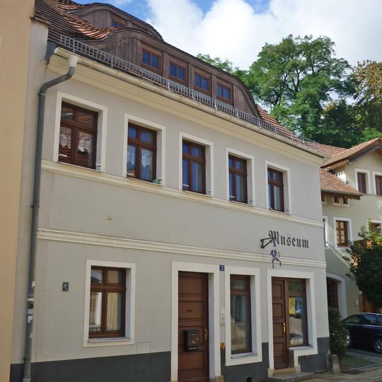 Wohnhaus in nach links geschlossener Bebauung, mit Hofflügel Rothenburger Straße 7