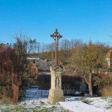 Kříž v Bouzově u silnice na Podolí