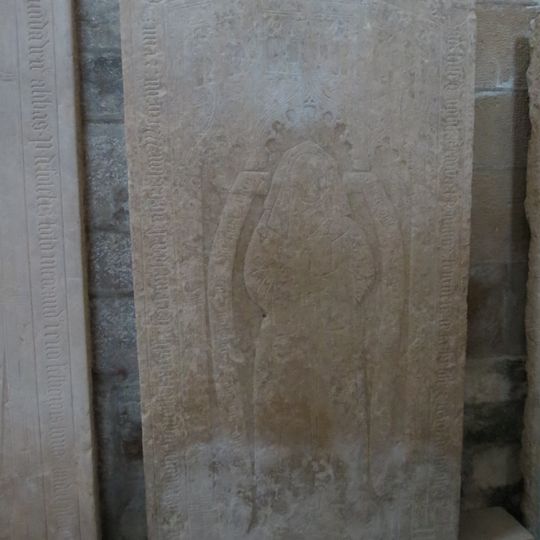 Dalle funéraire de Claude de Damas à Saint-Seine-l'Abbaye