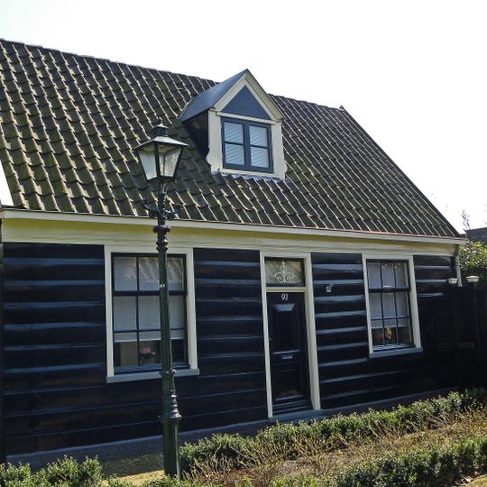 Geheel houten huis onder zadeldak