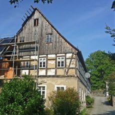 Gasthof Erbgericht mit Wohnstallhaus und Seitengebäude über winkligem Grundriss Gerichtsweg 12