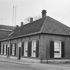 Dorpsstraat 48-48A, Enter