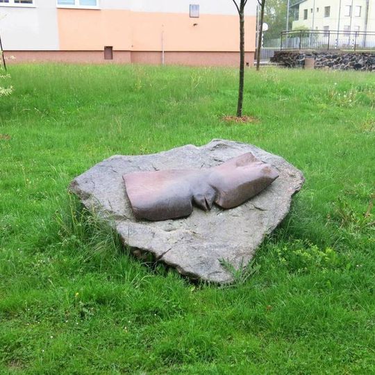 Plastika z kamene a kovu Poletucha u školy v Tyršově ulici v Bystřici nad Pernštejnem