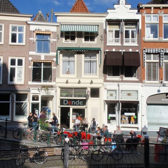 Pand met gepleisterde lijstgevel met muurankers