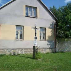 Kříž u kaple v Drahněticích