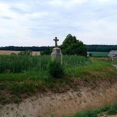 Kříž severně od Veliše u křižovatky