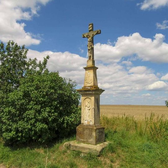 Kříž u Měníka vedle polní cesty
