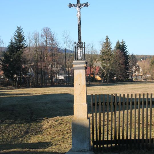 Kříž u potoka u hlavní silnice v Bohutíně