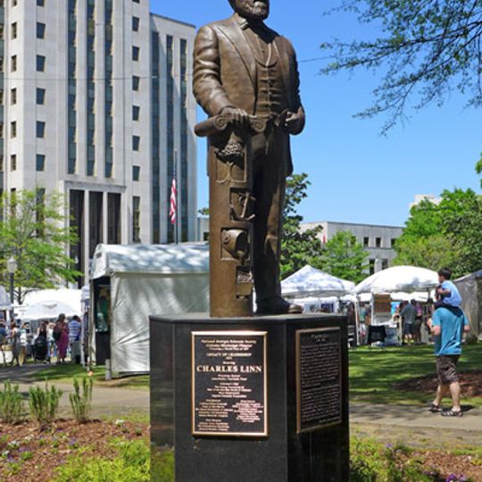 Estátua de Charles Linn