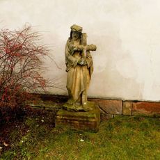 Socha Krista u kostela Nejsvětější Trojice v Hostinném