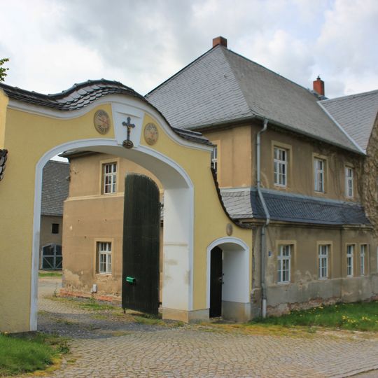 Wohnhaus, südöstliches und westliches Seitengebäude sowie südwestliche Scheune eines Vierseithofes Muschelwitz 3, 3a