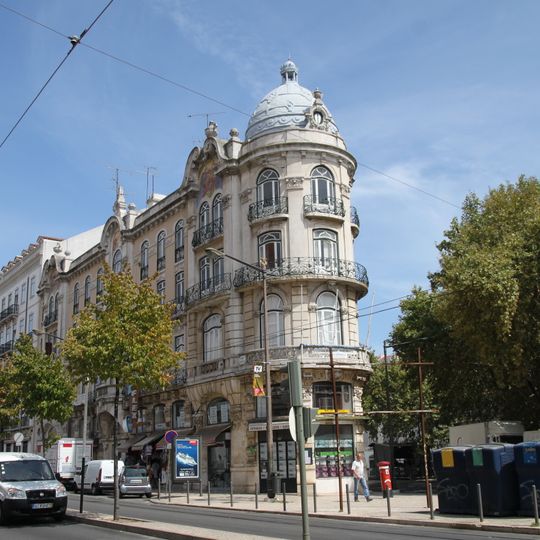 Prédio situado no gaveto formado pela Avenida do Almirante Reis, 2 a 2-K, e Largo do Intendente Pina Manique, 1 a 6