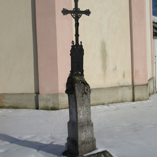 Kříž za kostelem v Hamrech