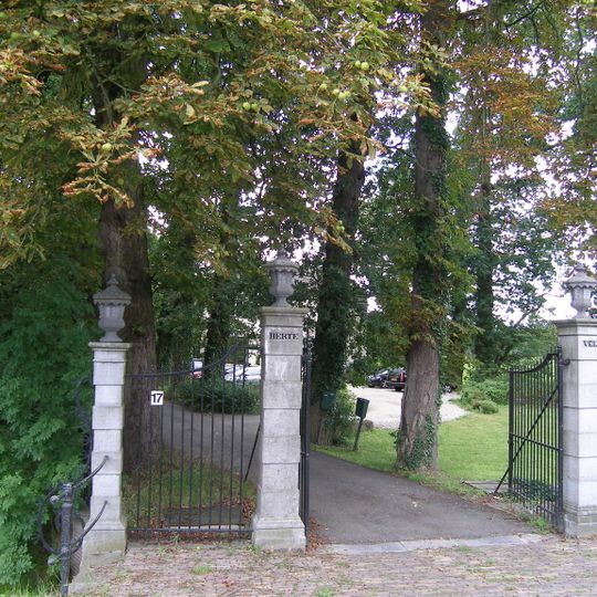 Herteveld, onder andere hekwerk met vier hardstenen pijlers en loden vazen