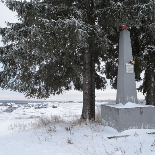Памятник-обелиск на братской могиле погибших красноармейцев