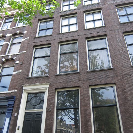 Pand met klokgevel met deuromlijsting