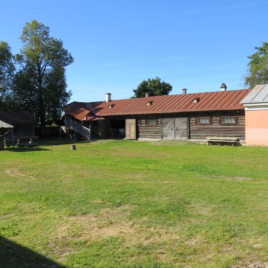 Конюшня с навесом и сараем