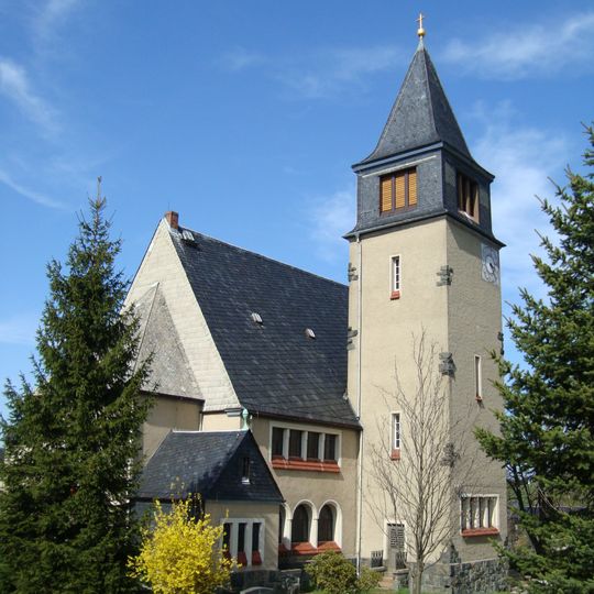 Kirche und Kirchhof, dort Grabgedenkstätte für 11 KZ-Häftlinge und Kriegerdenkmal für die Gefallenen des 1. Weltkrieges Adorfer Hauptstraße 100