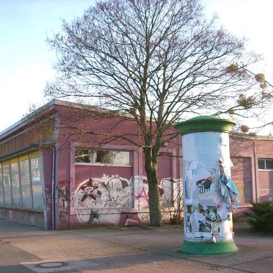 Versorgungszentrum, bestehend aus vier Gebäuden, gruppiert um einen Warenanlieferungshof Johann-Sebastian-Bach-Straße 11, 13, 15, 17