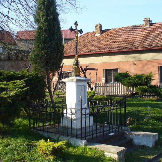 Kříž na návsi v Malíči