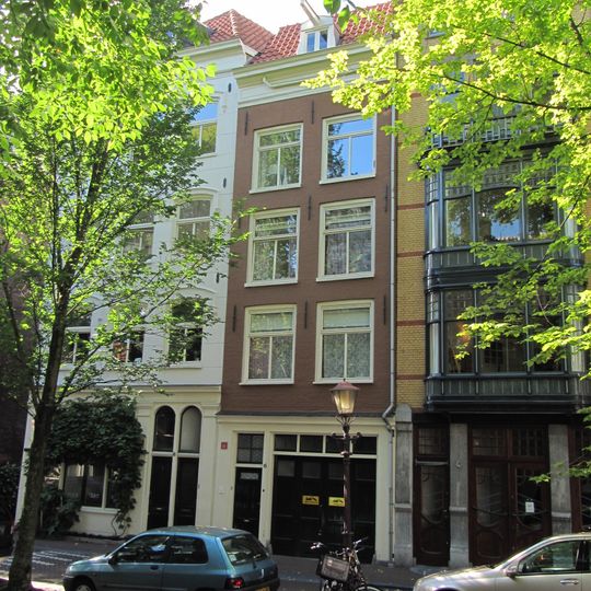 Pand met gevel onder rechte lijst