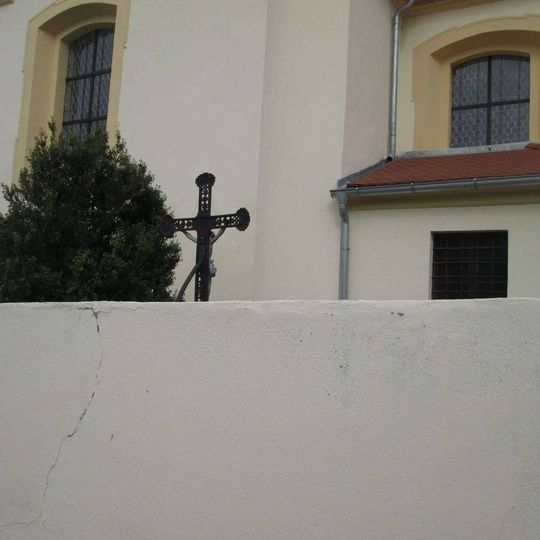 Kříž v Nezdicích u kostelní zdi